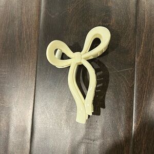 NWOT - Cream Bow Hair Claw